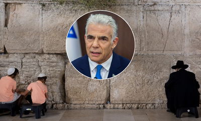 הכותל המערבי בתשעה באב; בקטן: יאיר לפיד