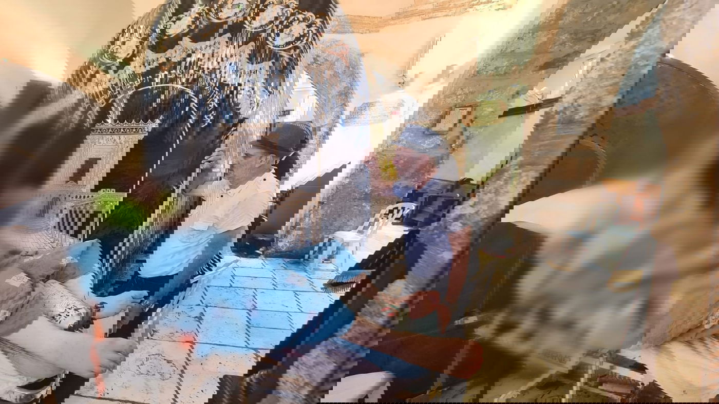 האברך החולה הובא לתפילה בכותל המערבי ובקבר רחל • צפו