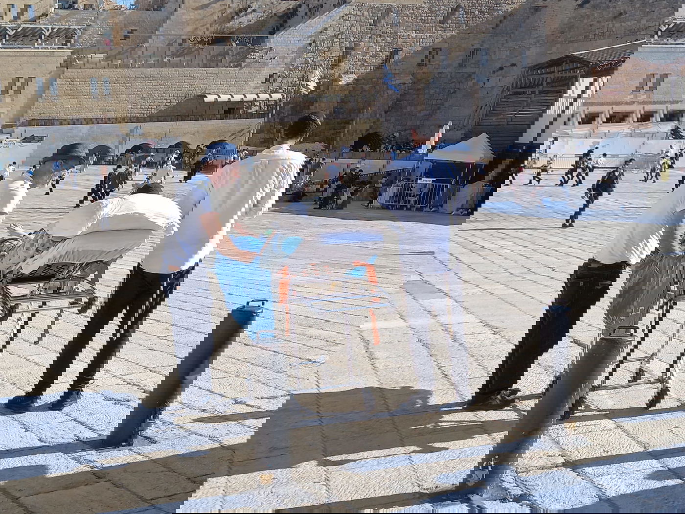 האברך החולה הובא לתפילה בכותל המערבי ובקבר רחל • צפו