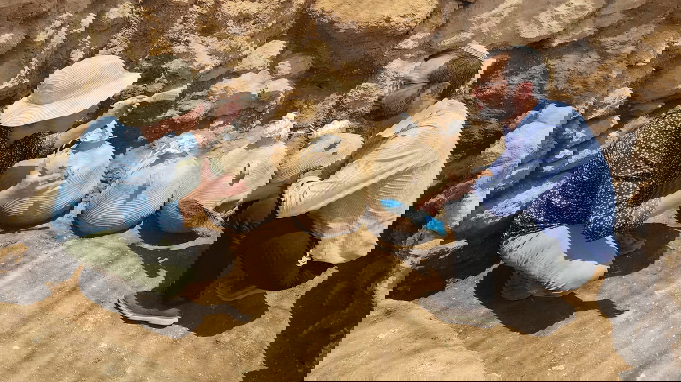 אוצר מתחת לרצפה; 5 קנקנים בני 2,000 שנים