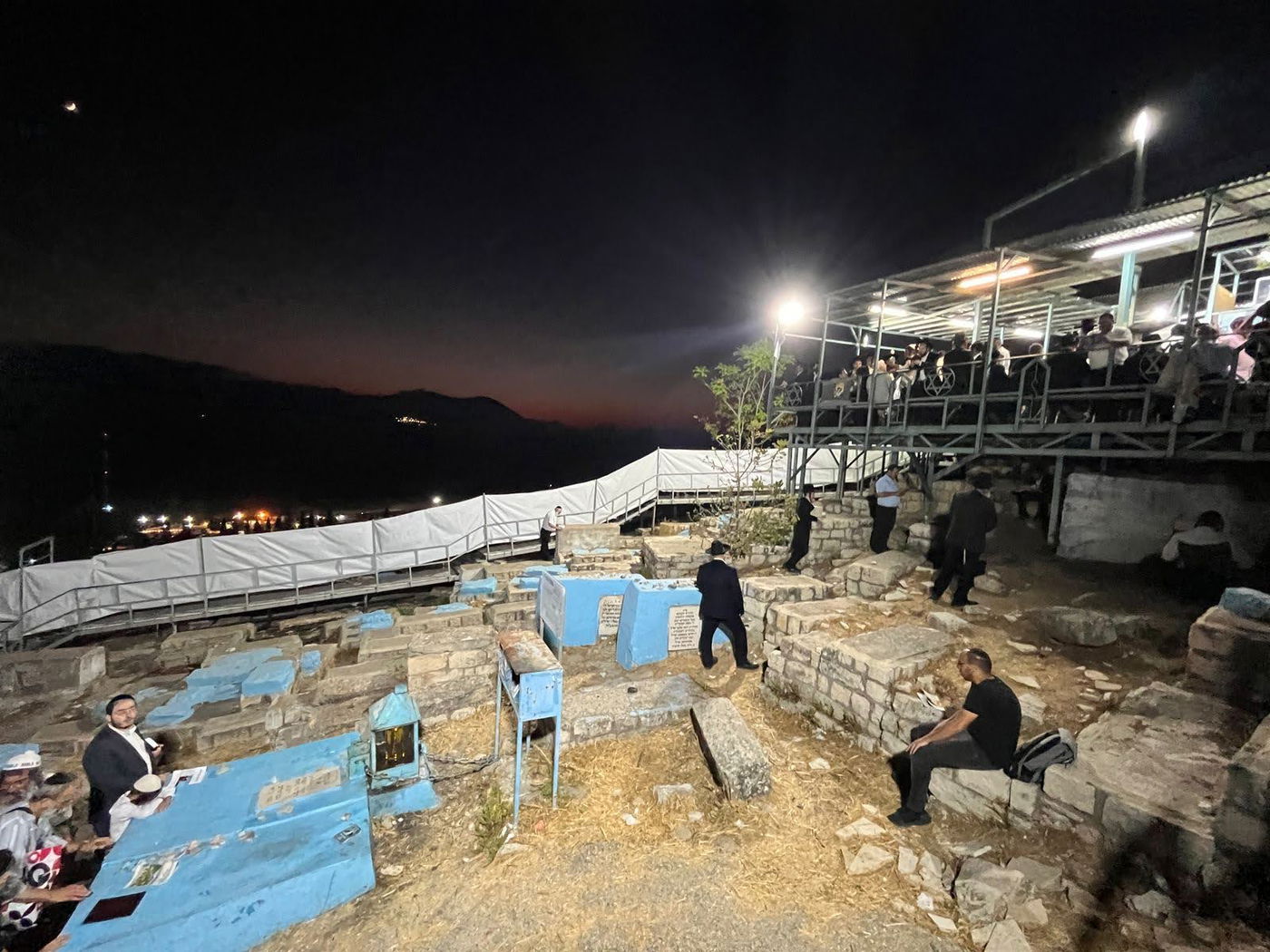 מסע קברי צדיקים בגליל: האברכים התפללו • צפו