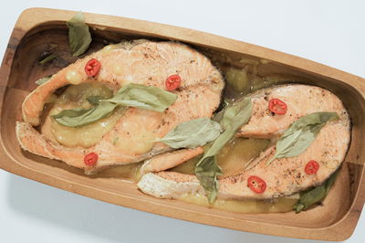 סלמון צרוב ברוטב ויניגרט הדרים וג'ינג'ר