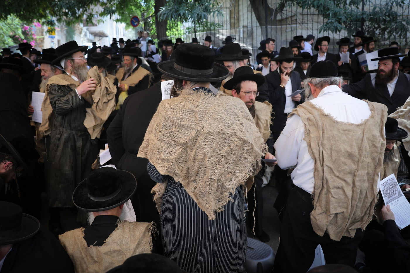 מחאה חריגה: מאות אנשי 'העדה' בשקי אבל, קינות ו'תיקון חצות'