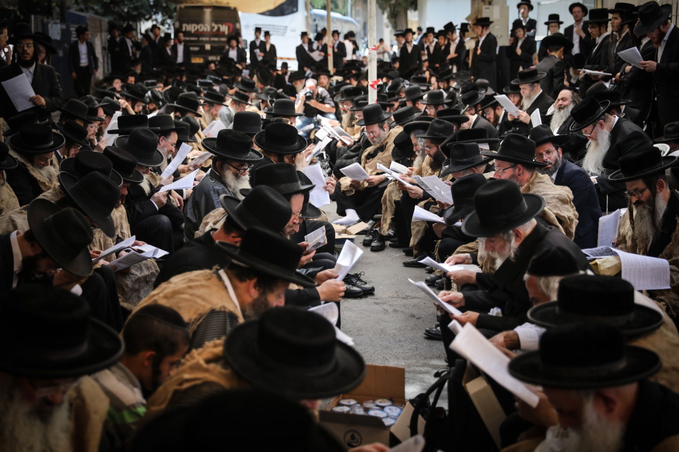 מחאה חריגה: מאות אנשי 'העדה' בשקי אבל, קינות ו'תיקון חצות'