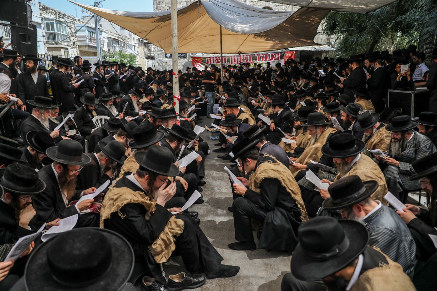 מחאה חריגה: מאות אנשי 'העדה' בשקי אבל, קינות ו'תיקון חצות'