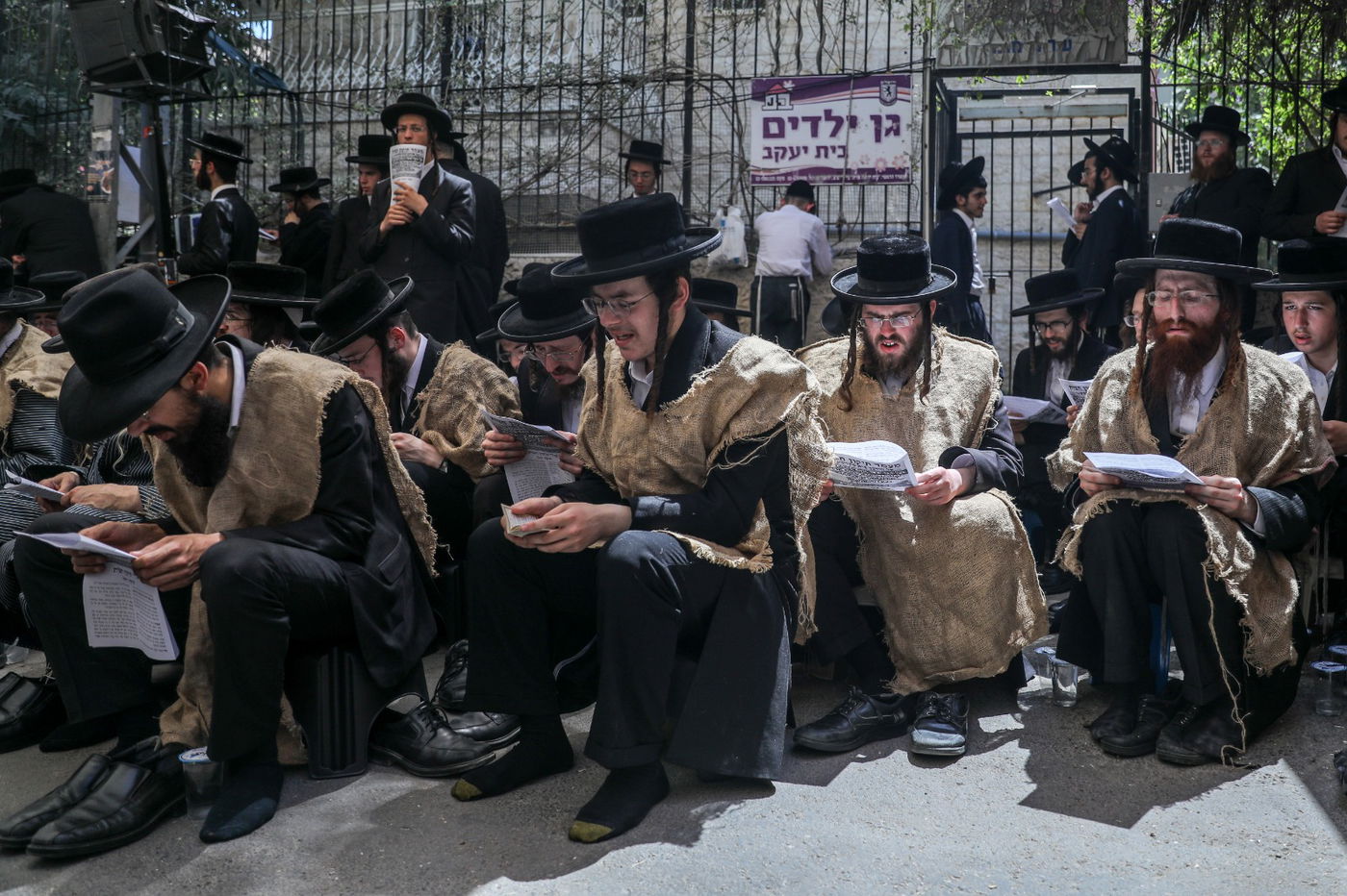 מחאה חריגה: מאות אנשי 'העדה' בשקי אבל, קינות ו'תיקון חצות'