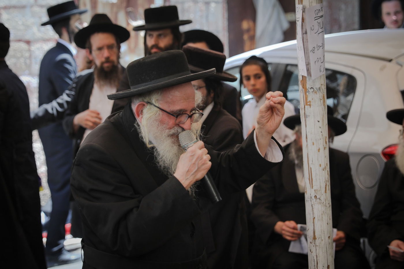 מחאה חריגה: מאות אנשי 'העדה' בשקי אבל, קינות ו'תיקון חצות'