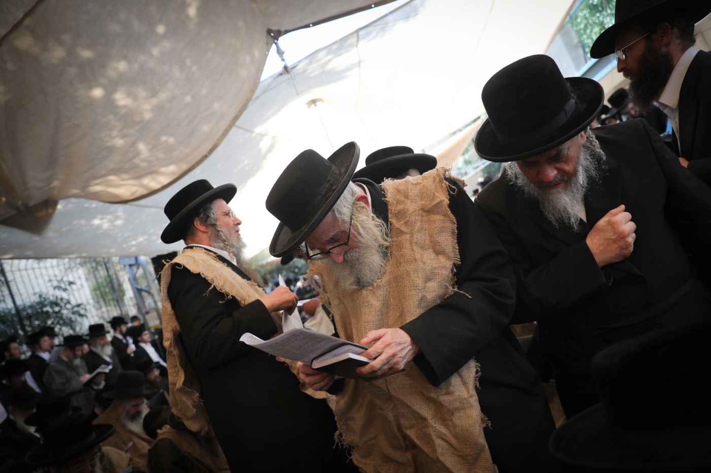 מחאה חריגה: מאות אנשי 'העדה' בשקי אבל, קינות ו'תיקון חצות'