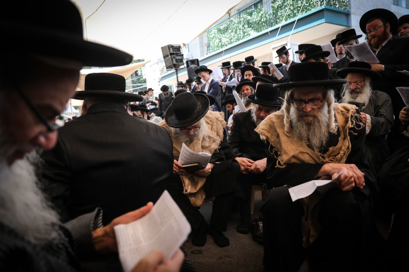 מחאה חריגה: מאות אנשי 'העדה' בשקי אבל, קינות ו'תיקון חצות'