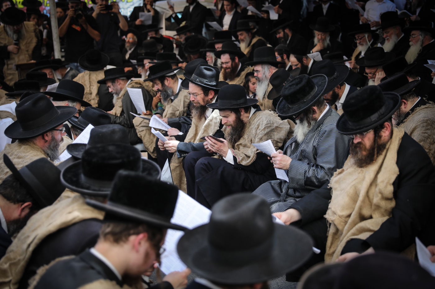 מחאה חריגה: מאות אנשי 'העדה' בשקי אבל, קינות ו'תיקון חצות'