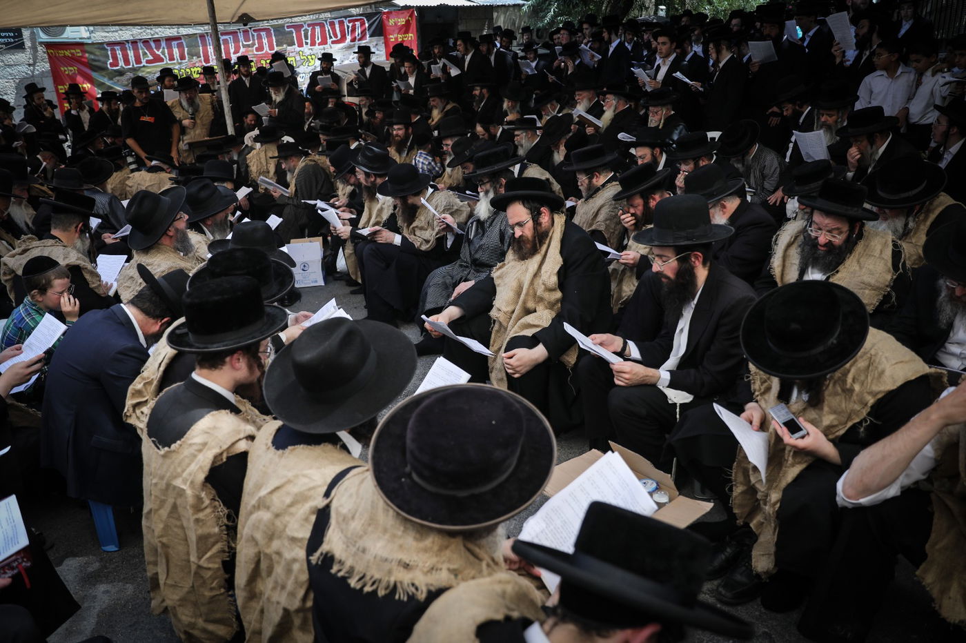 מחאה חריגה: מאות אנשי 'העדה' בשקי אבל, קינות ו'תיקון חצות'