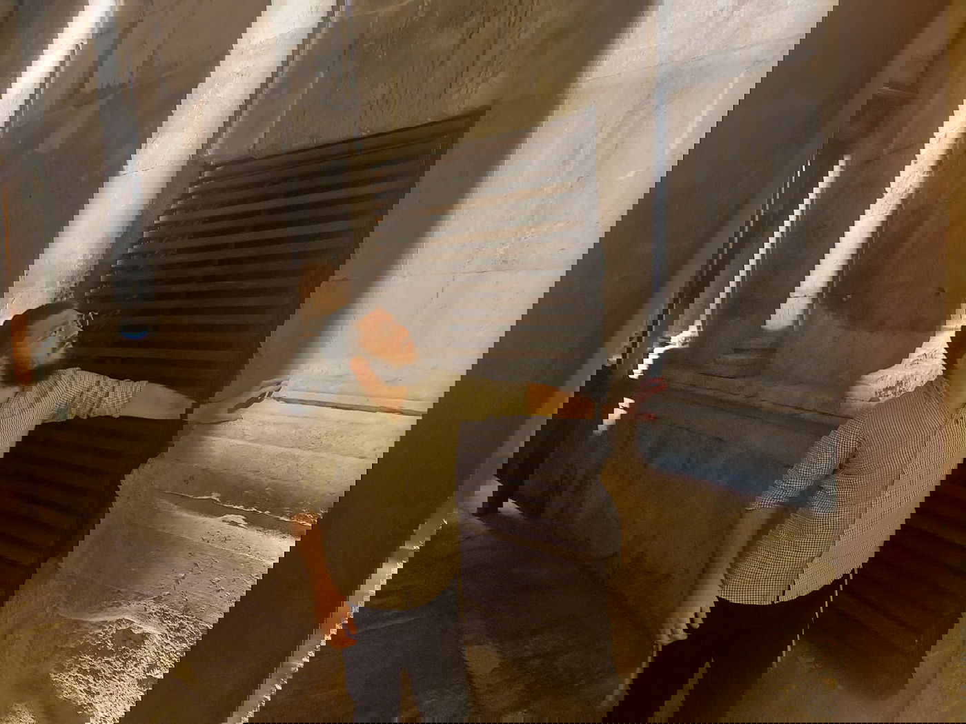 לגעת בהיסטוריה. כותב השורות בוחן את האבנים העתיקות