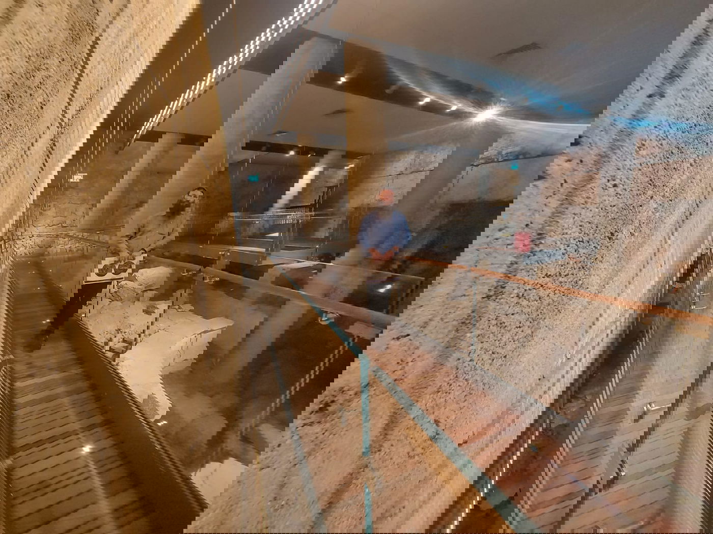 הקיר השמאלי הינו הכותל ומימין התיאטרון הרומאי