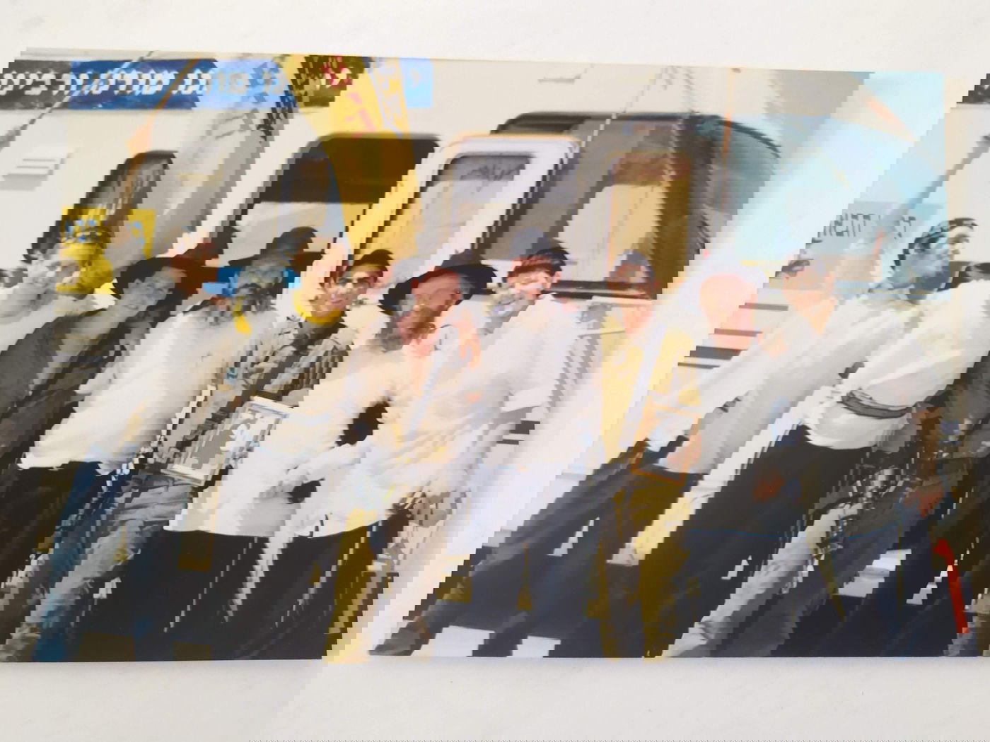 "המבצע" של חבד, תפילין לחיילים שירים וריקודים