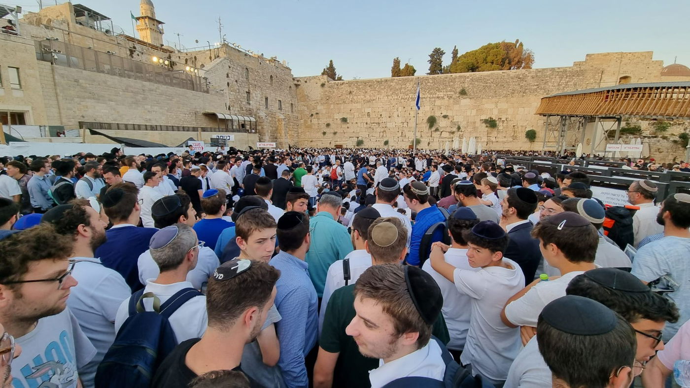 השירה המרגשת במוצאי תשעה באב בכותל • צפו