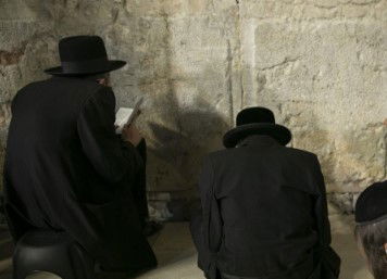 חרדים בתשעה באב, בכותל. אילוסטרציה