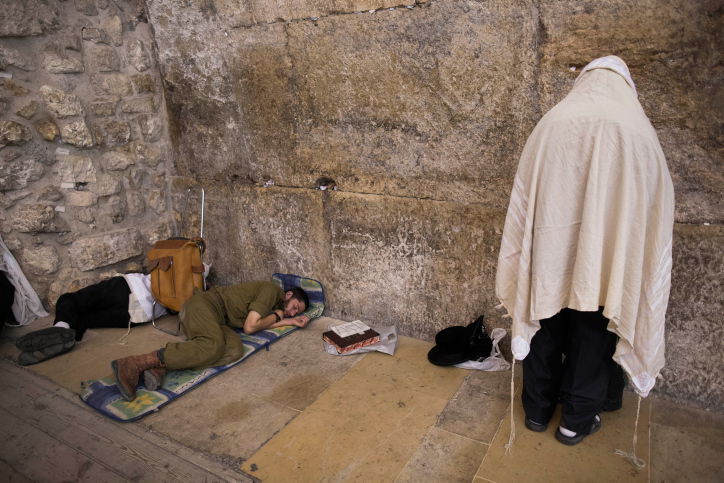 מתאבלים בכותל המערבי