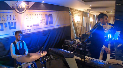 משה שמחה ותזמורתו בביצוע מקפיץ • צפו