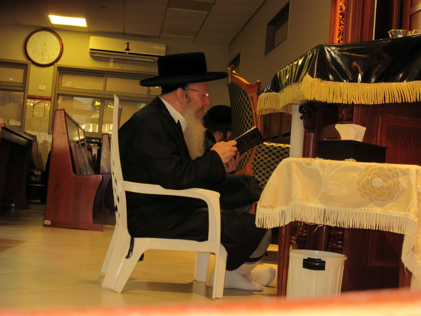 קינות וקידוש לבנה: ט' באב בקרעטשניף קרית גת