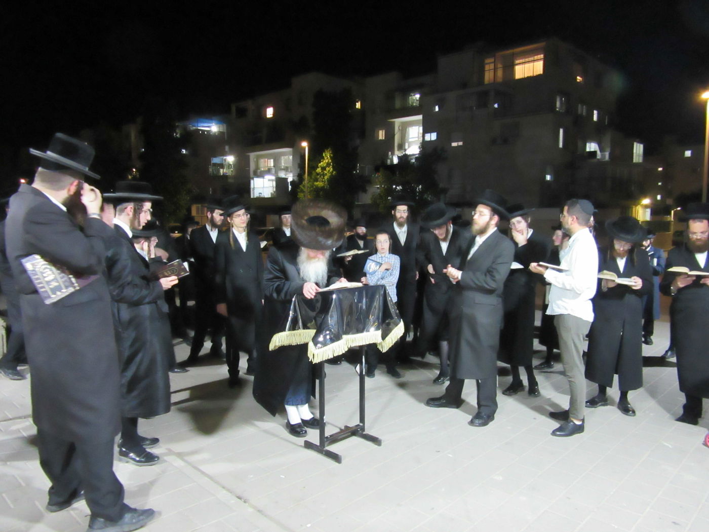 קינות וקידוש לבנה: ט' באב בקרעטשניף קרית גת