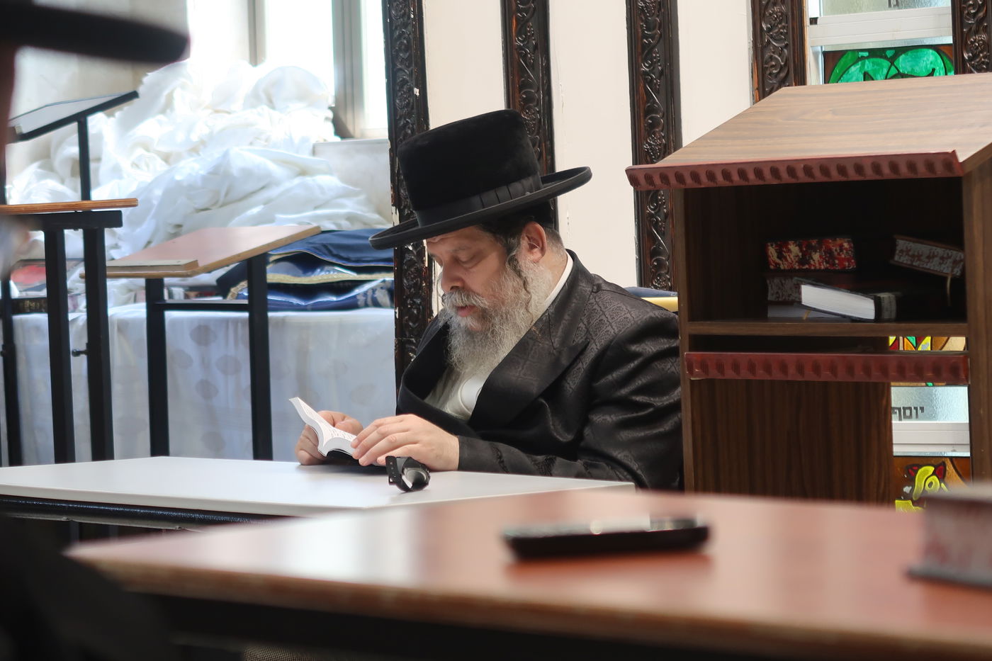 האדמו"רים מנדבורנה ביתר ובוסטון באמירת קינות