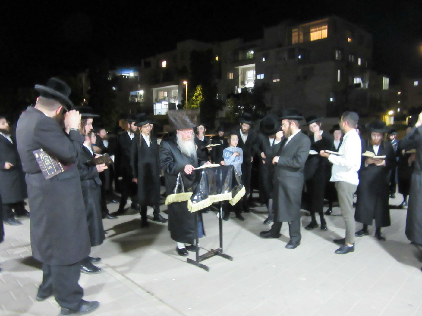 קינות וקידוש לבנה: ט' באב בקרעטשניף קרית גת