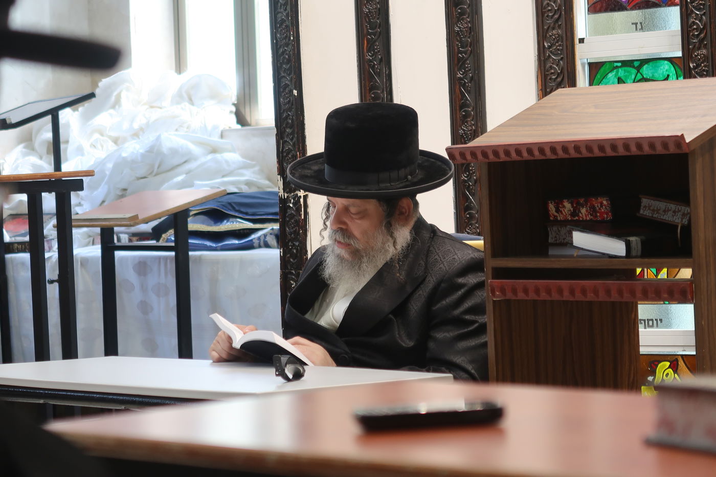 האדמו"רים מנדבורנה ביתר ובוסטון באמירת קינות