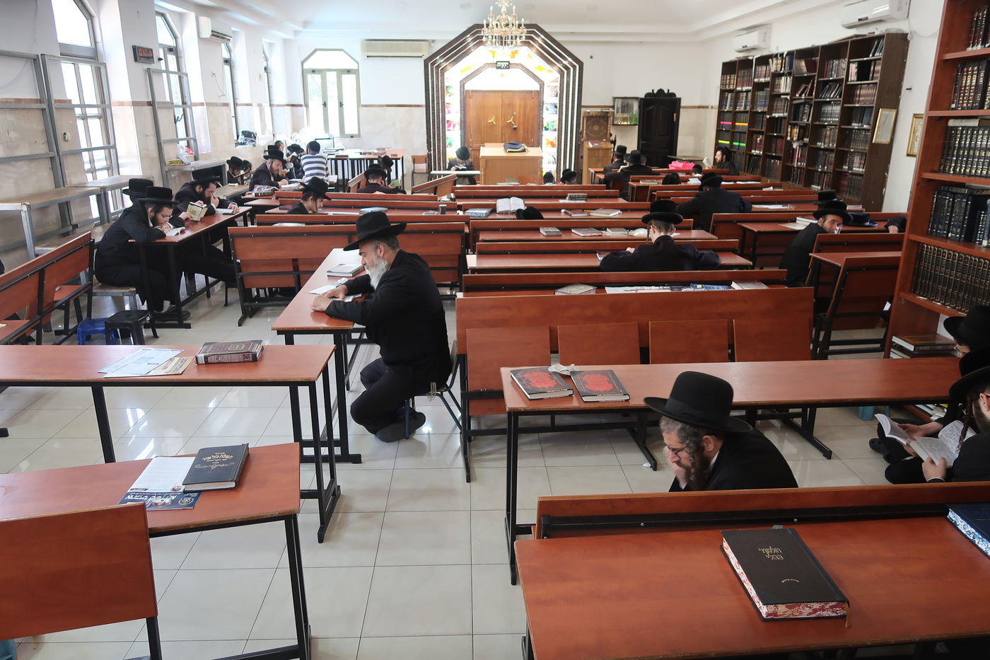 האדמו"רים מנדבורנה ביתר ובוסטון באמירת קינות