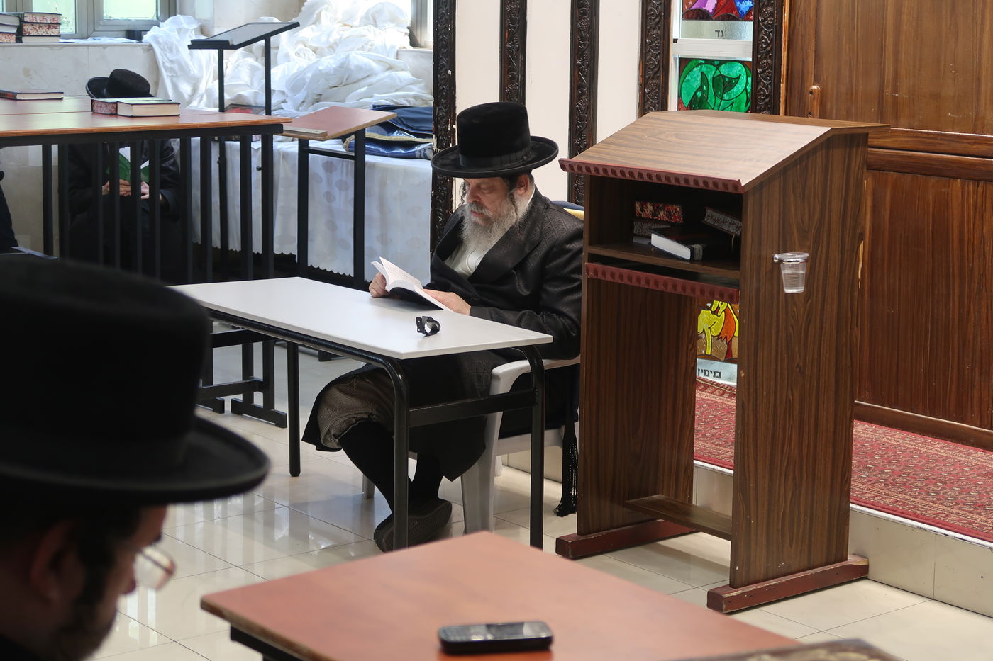 האדמו"רים מנדבורנה ביתר ובוסטון באמירת קינות