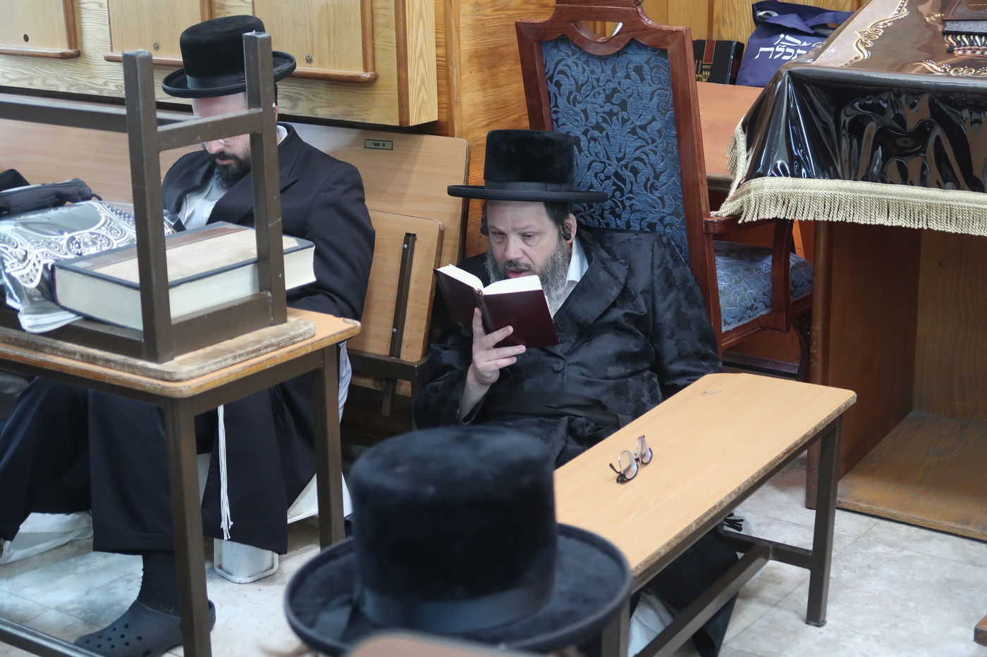 האדמו"רים מנדבורנה ביתר ובוסטון באמירת קינות