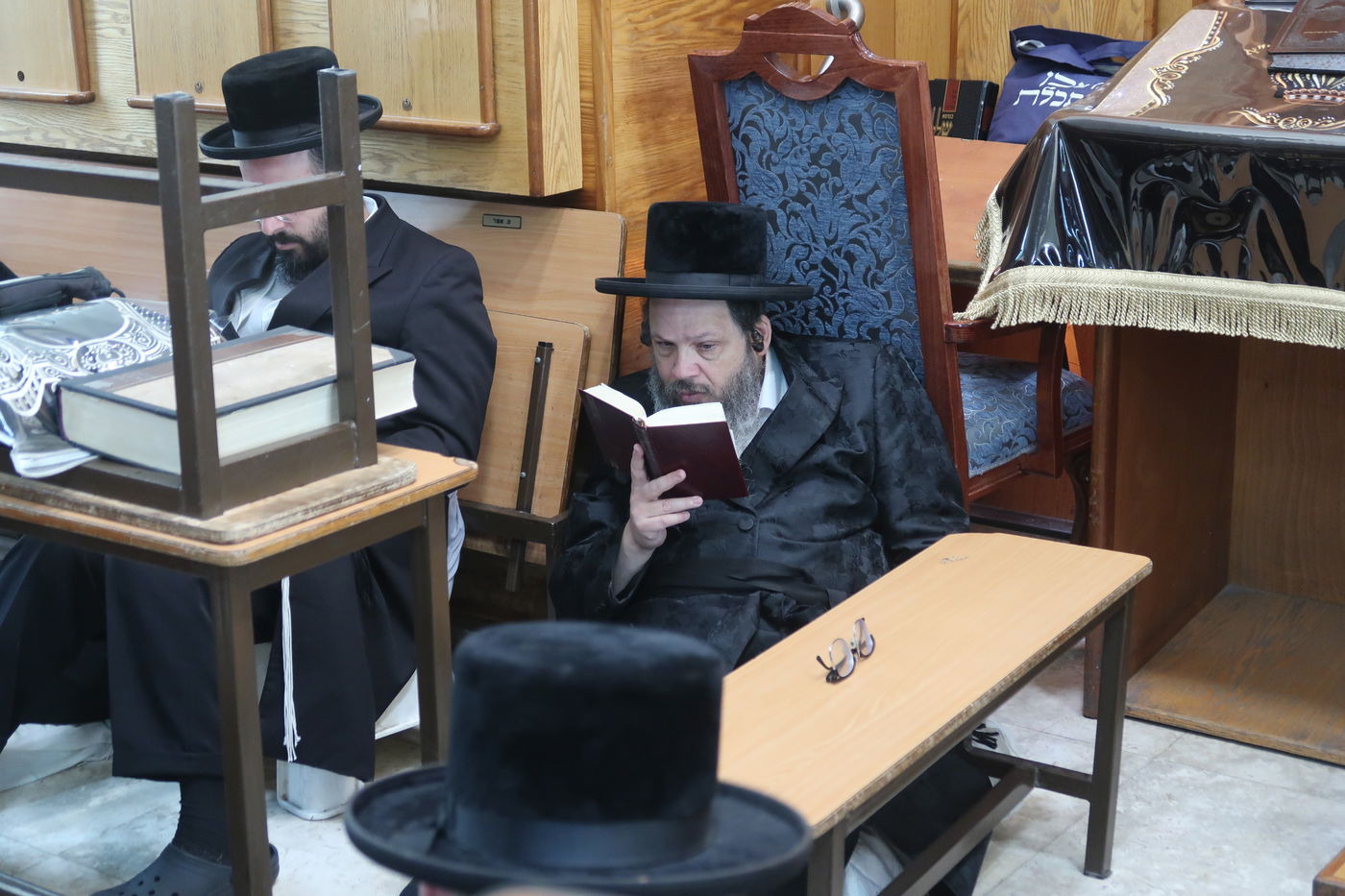 האדמו"רים מנדבורנה ביתר ובוסטון באמירת קינות