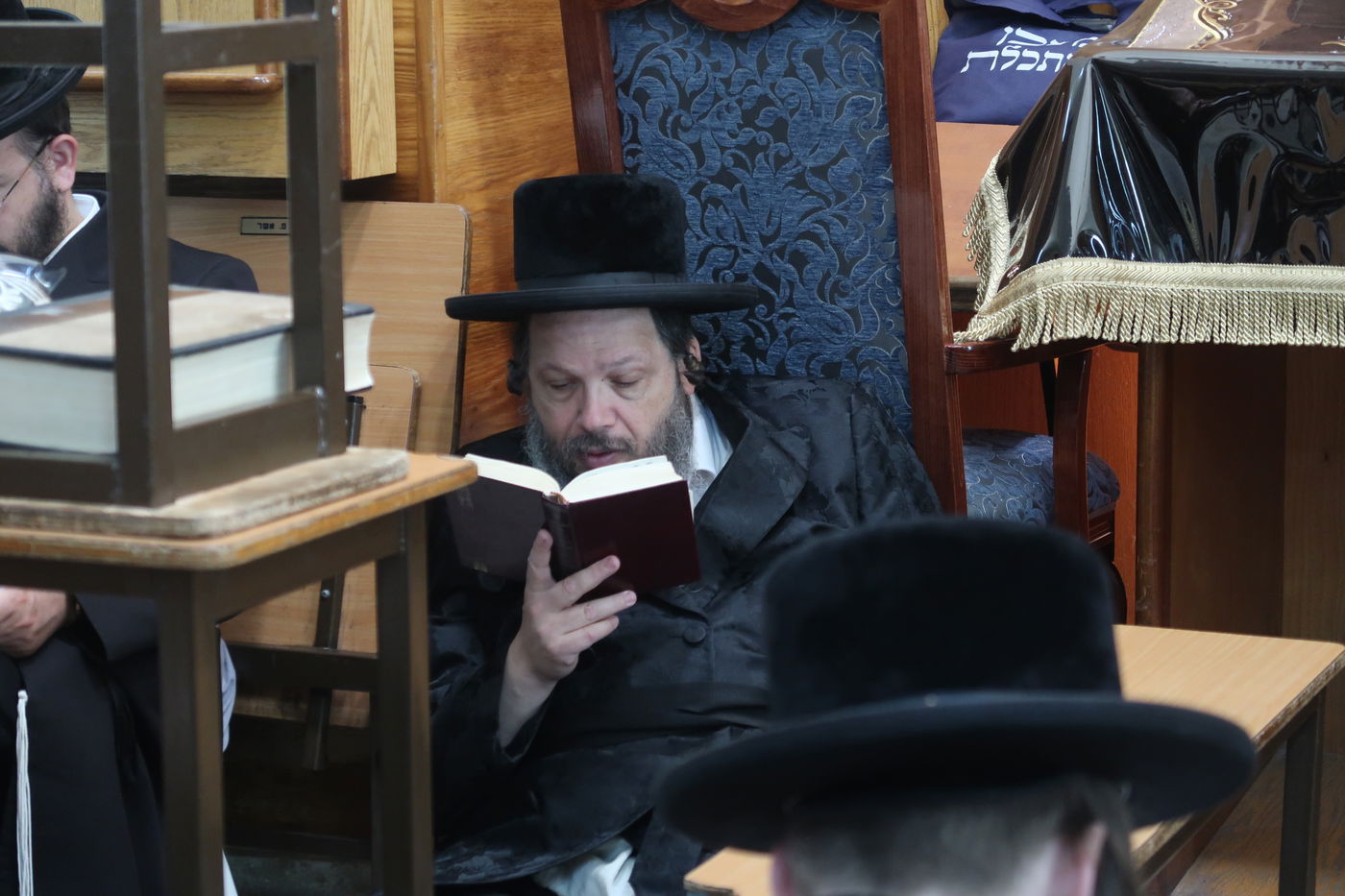 האדמו"רים מנדבורנה ביתר ובוסטון באמירת קינות