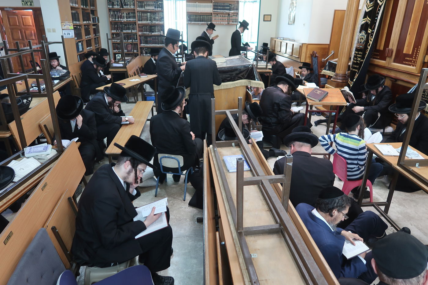 האדמו"רים מנדבורנה ביתר ובוסטון באמירת קינות