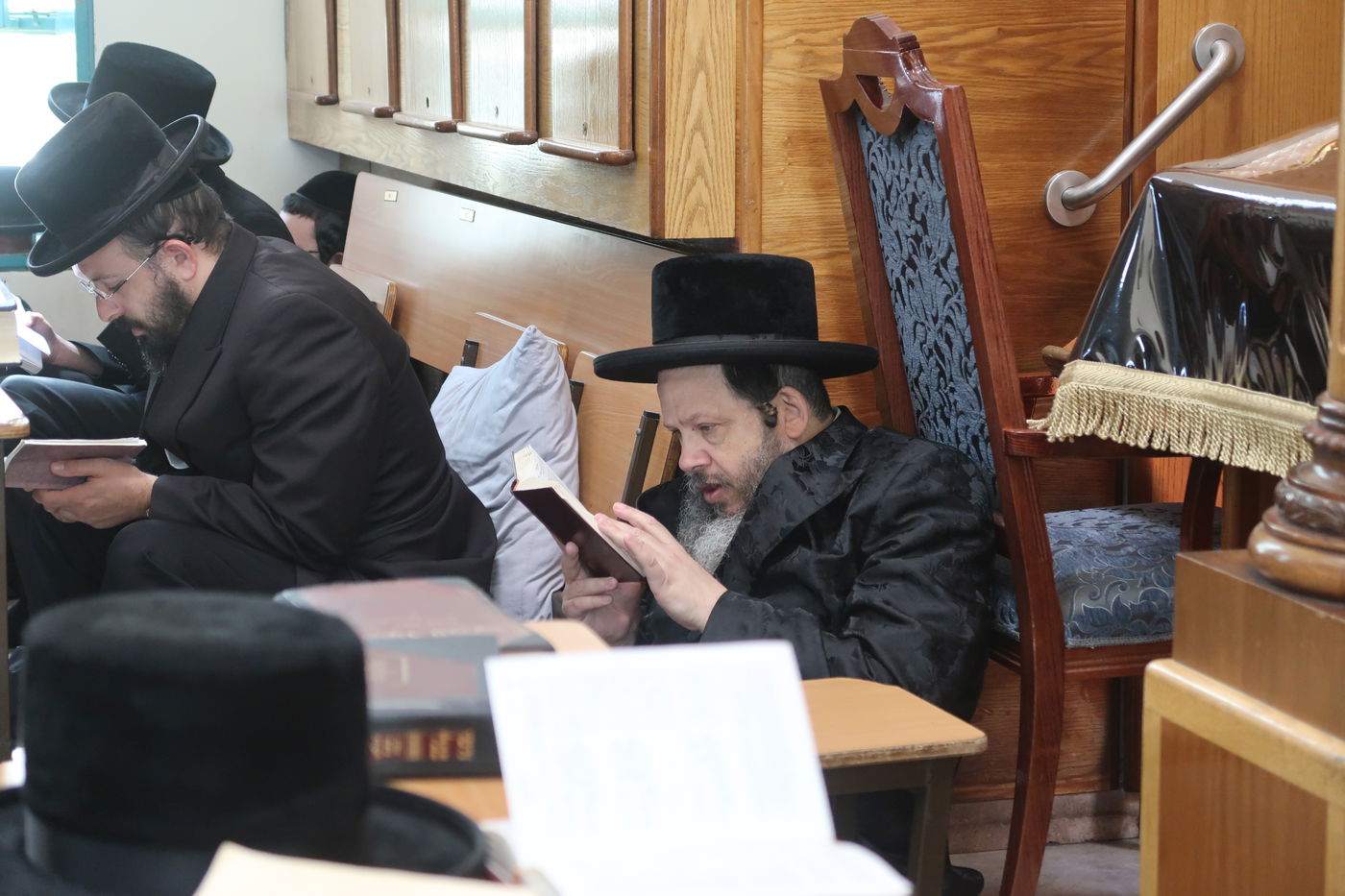 האדמו"רים מנדבורנה ביתר ובוסטון באמירת קינות