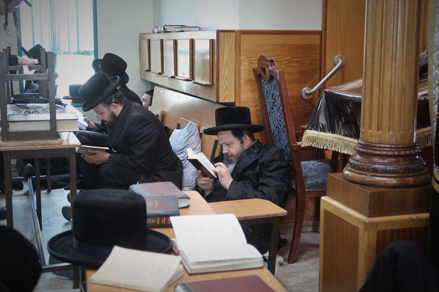 האדמו"רים מנדבורנה ביתר ובוסטון באמירת קינות