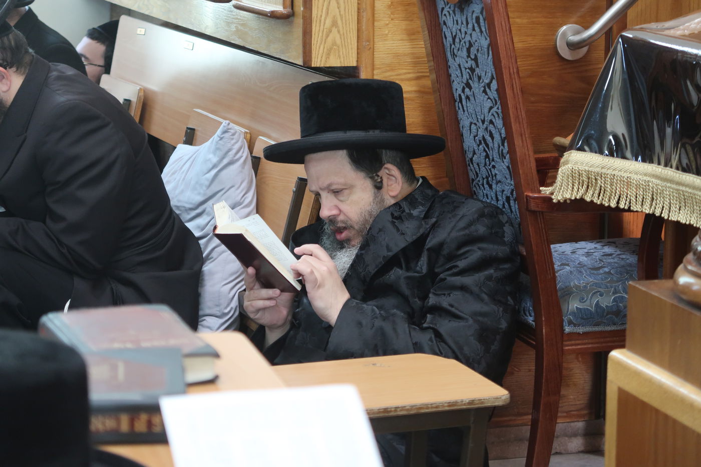 האדמו"רים מנדבורנה ביתר ובוסטון באמירת קינות