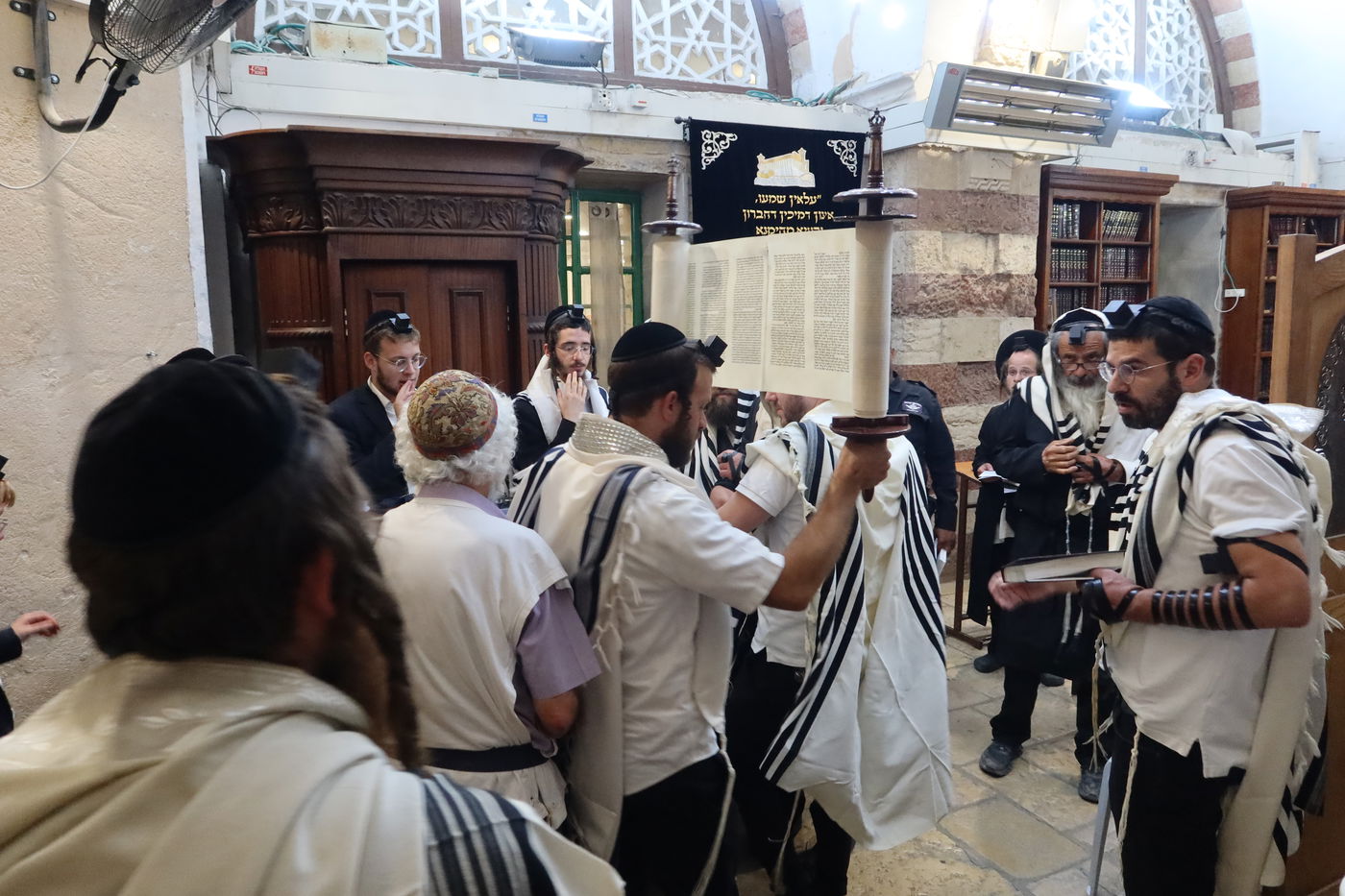 תיעוד: תשעה באב במערת המכפלה