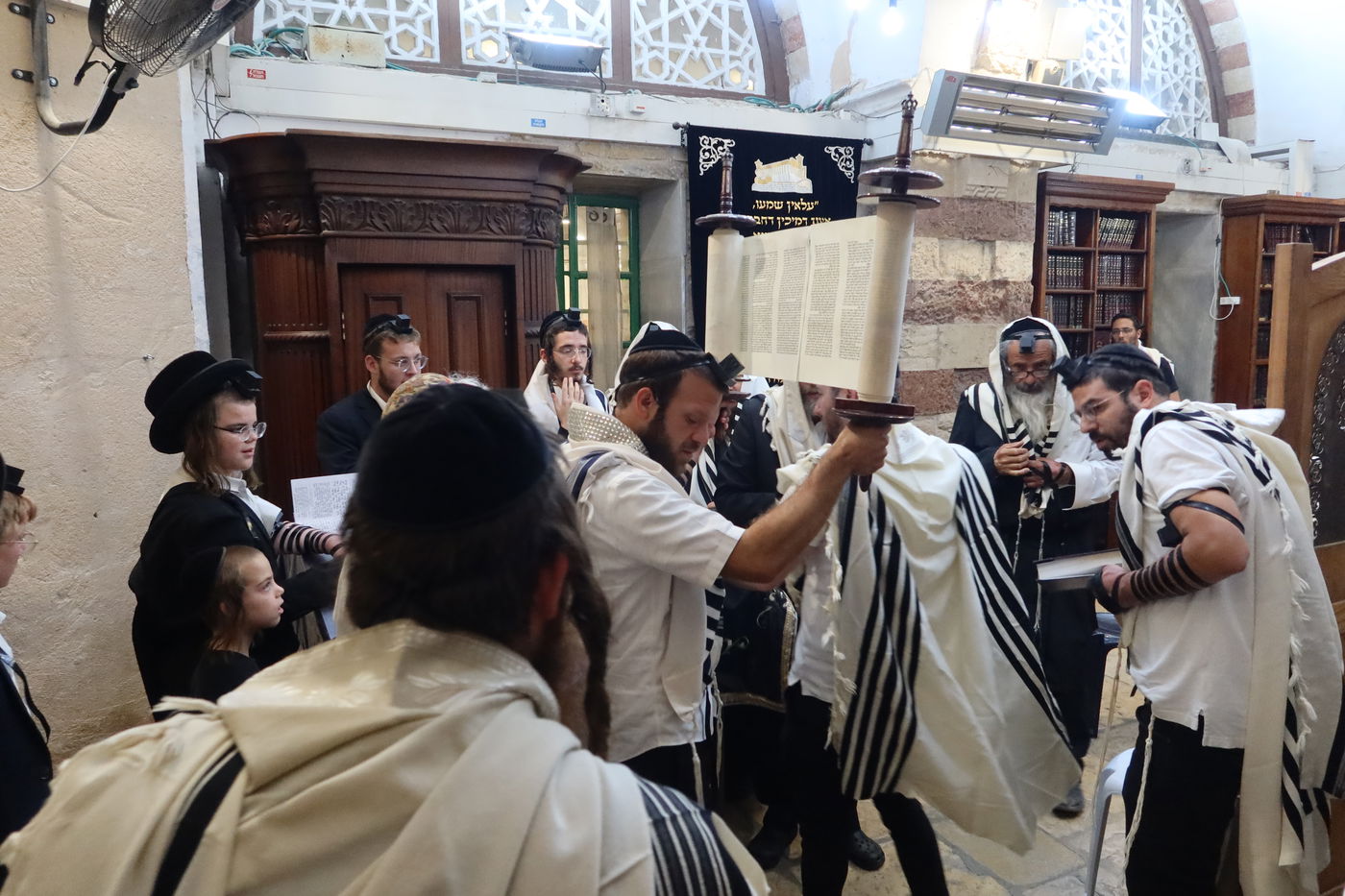 תיעוד: תשעה באב במערת המכפלה