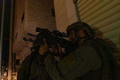 ארבעה מבוקשים נעצרו, הלוחמים הותקפו