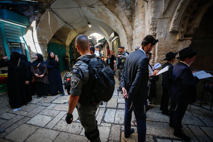 יהודים מתפללים בעיר העתיקה בתשעה באב, אילוסטרציה