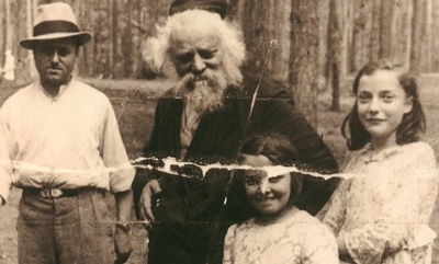 הגרב"ד לייבאוויץ עם נכדותיו ביער סמוך לקמניץ