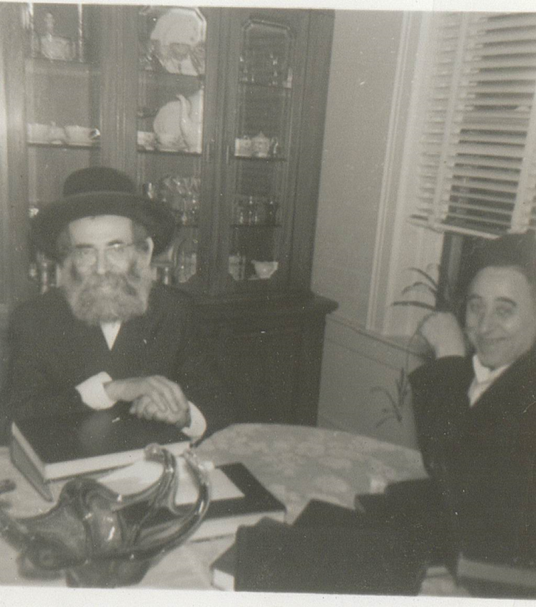 פרסום ראשון! - הגאון רבי חיים שלום לייבאוויץ מו"ל 'ברכת שמואל' (בצד ימין), בביתו בארה"ב בשעת ביקור של הגאון רבי ברוך שמעון שניאורסון ראש ישיבת כוכב מיעקב – טשעבין (בצד שמאל). הביקור נערך ע"י הגרב"ש כדי להודות לרבי חיים שלום לייבואוויץ על השיעורים שמסר רבי חיים שלום מתורתו של דודו רבי ברוך בער, בפני הגרב"ש שניאורסון בסיביר הקפואה בשנות המלחמה