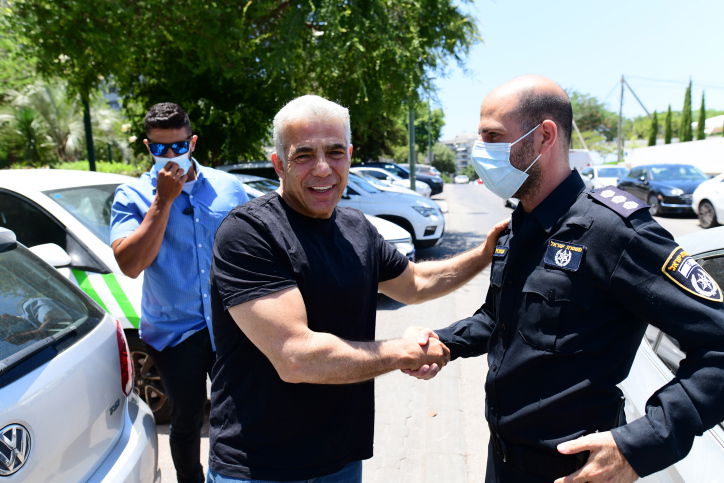 יאיר לפיד סמוך לביתו