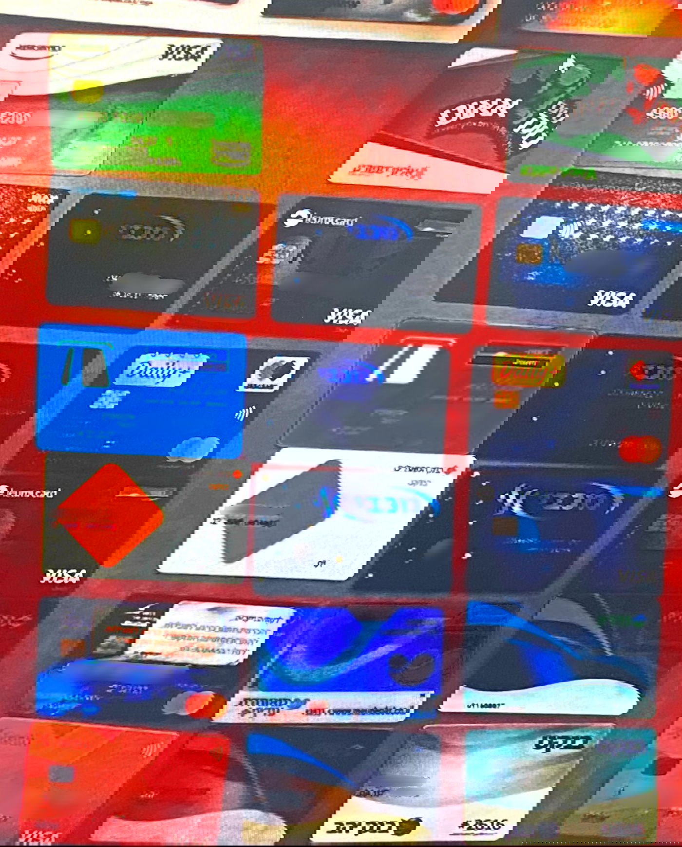 חלק מכרטיסי האשראי שנתפסו