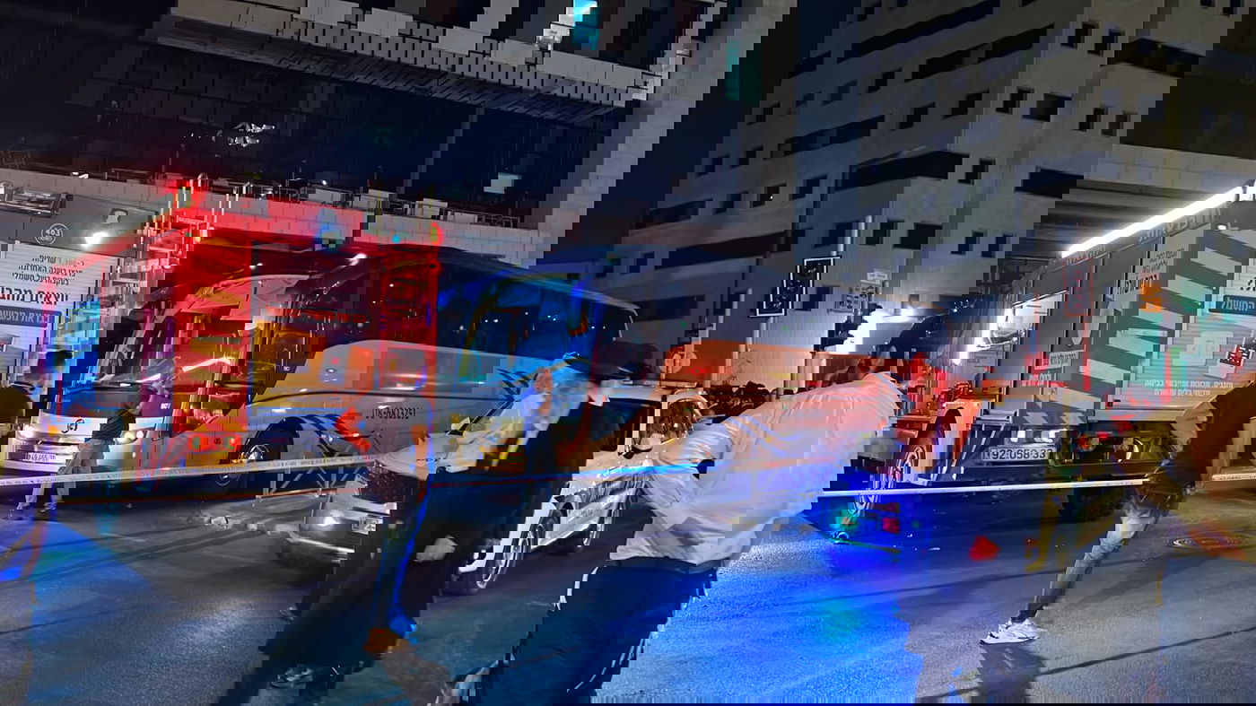 נהג אוטובוס איבד שליטה והתנגש במבנה; גבר בן 70 נהרג