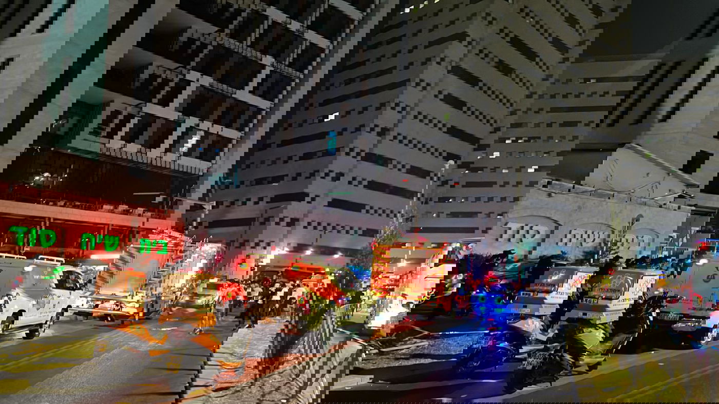 נהג אוטובוס איבד שליטה והתנגש במבנה; גבר בן 70 נהרג