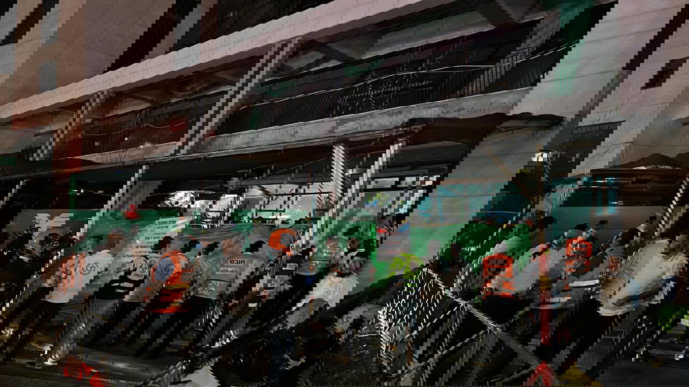 נהג אוטובוס איבד שליטה והתנגש במבנה; גבר בן 70 נהרג