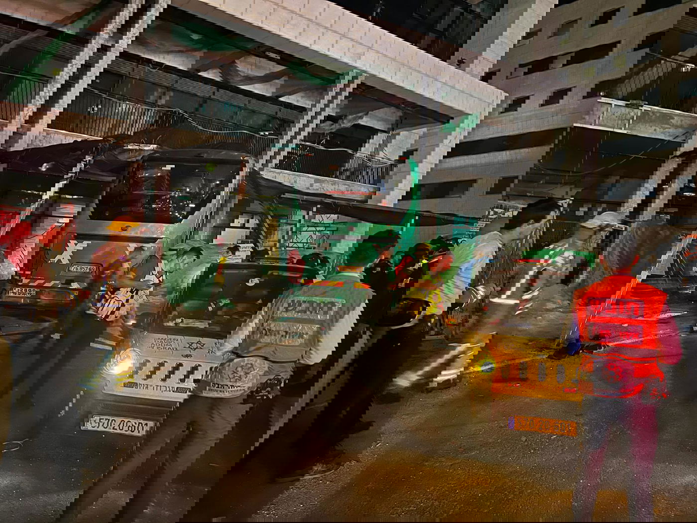 נהג אוטובוס איבד שליטה והתנגש במבנה; גבר בן 70 נהרג