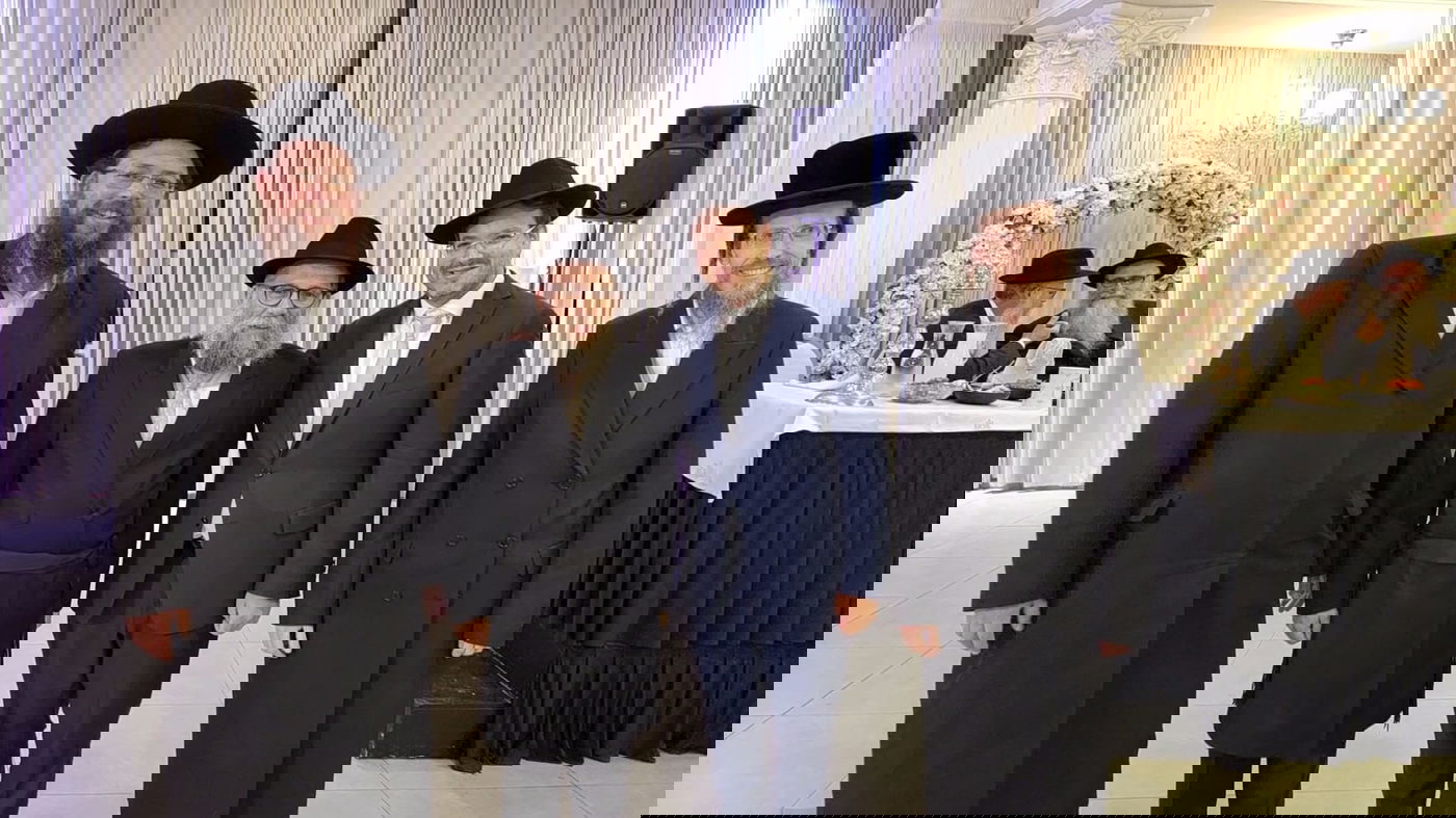 מו''ל בקהילה אריה לייב פפר, שלמה קוק העורך הראשי של בקהילה, ויו''ר הוועדה הרוחנית של בקהילה הרב חיים שמואל אסטרייכר