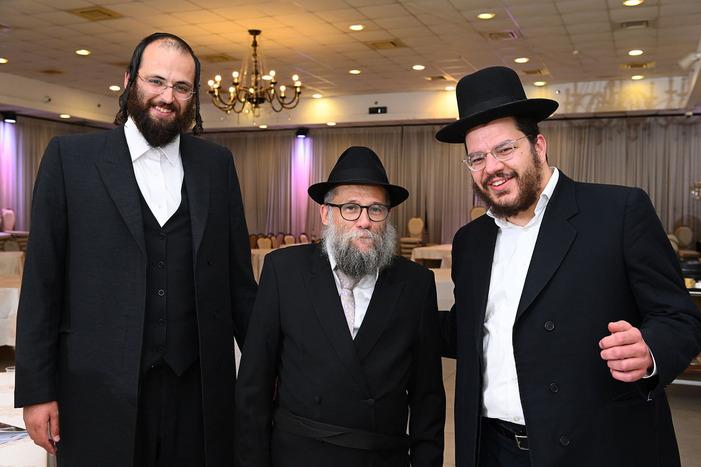 אריה ארליך עורך מגזין משפחה והאמן אהרן זאב ברנשטיין בשמחה